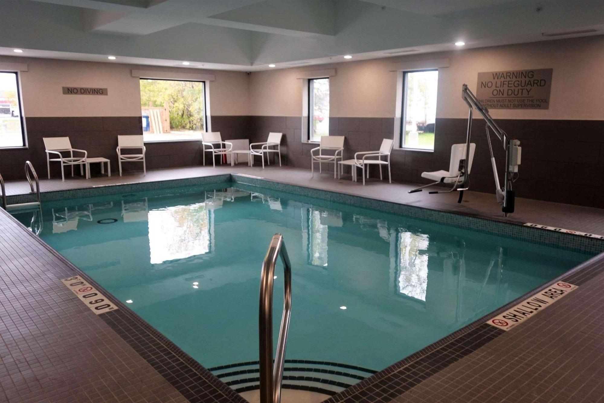 Country Inn & Suites By Radisson, Belleville, On Bagian luar foto